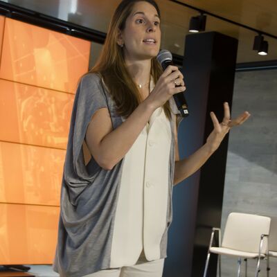 None_Anna Manzanedo (OuiShare) como maestra de ceremonias_30026009225.jpg